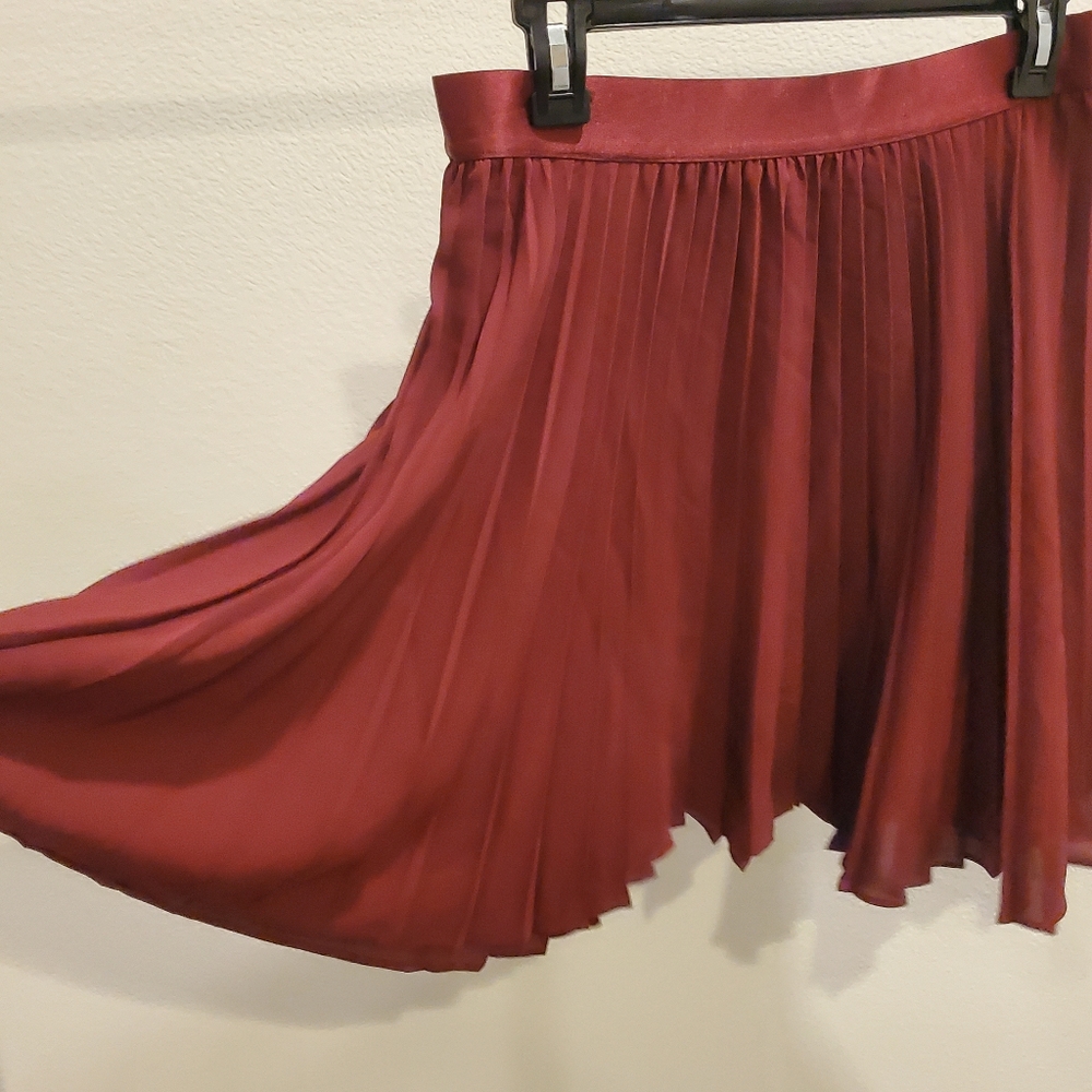 Burgundy pleated skirt - Picture 2 of 12